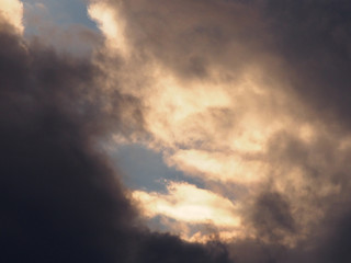 Fototapeta na wymiar cielo all'imbrunire con nuvole rosate e scorcio di blu