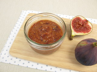 Selbst gemachte Feigenmarmelade im Glas und frische Feigen
