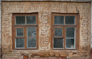Fototapeta na wymiar Окна в старой кирпичной стене 