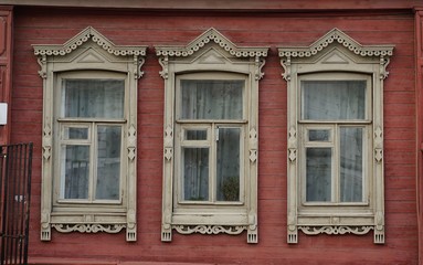 Fototapeta na wymiar Окна с разными деревянными наличниками в деревянном доме Центральной России 