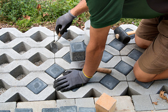 Verlegen von Rasengittersteinen mit F&uuml;llung