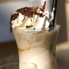 Eiskaffee im Garten