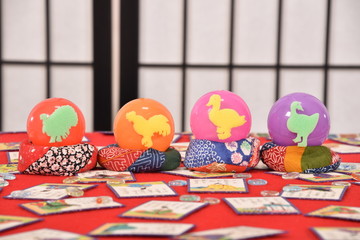 鳥とカルタとおはじき