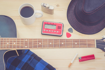 Festival Arrangement: Gitarre, Hut, Stimmgerät, Zigarette, Bier und mehr, retro