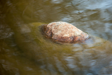 Großer Stein im Wasser