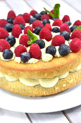 Tarta de moras y arándanos.