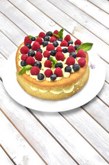 Tarta de moras y arándanos.