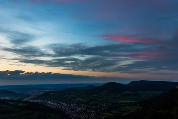 Fototapeta na wymiar Romantischer Sonnenuntergang am Rande der Schwäbischen Alb