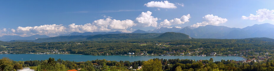 Obraz premium Panorama Wörther See mit Velden / Kärnten / Österreich