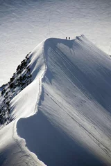 Selbstklebende Fototapete Bergsteigen Kletterer auf dem scharfen Grat