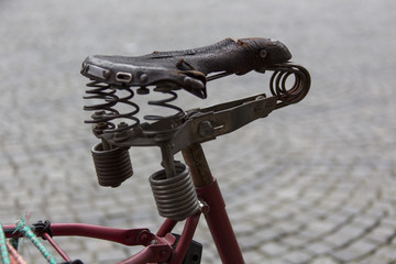 Uralter Fahrradsattel