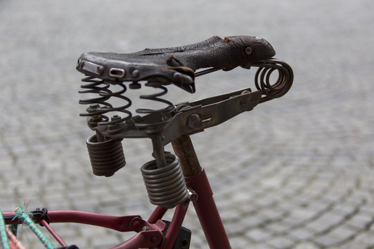 Uralter Fahrradsattel