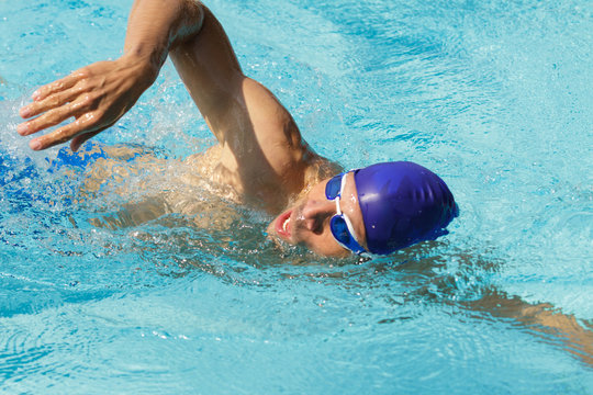 Mann beim schwimmen Kraulen Atmung