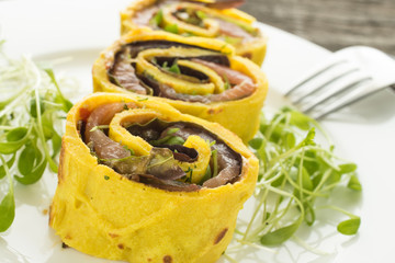 Pfannkuchen gefüllt mit Lachs und Blattsalat