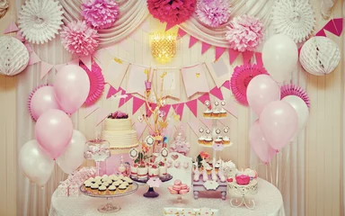 Gordijnen Sweet holiday buffet with cupcakes and meringues © lena_serditova