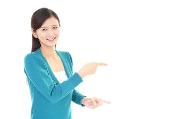 指示する笑顔の女性