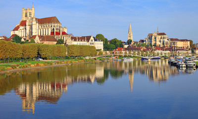 Fototapeta na wymiar Auxerre, bords de l'Yonne, cathédrale Saint-Étienne, abbaye Saint-germain, Bourgogne-Franche-Comté, 