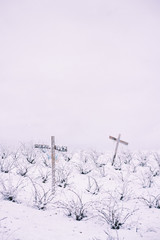 Pequeño cementerio de campo nevado en invierno 