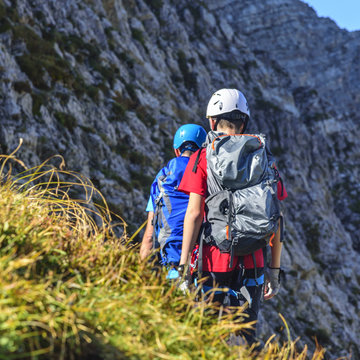 Zwei Alpinisten gehen zum Klettersteig-Einstieg