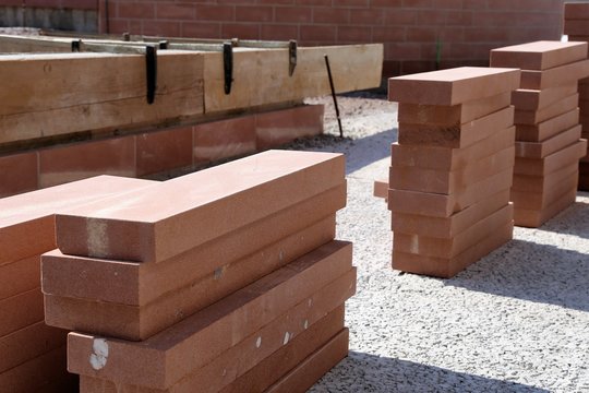 Landschaftsbau: Errichtung einer neuen Buntsandsteinmauer zur Versch&ouml;nerung eines Ortskerns