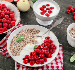 Muesli, yogurt and raspberries