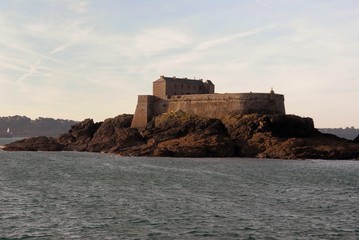 Fototapeta na wymiar Le fort national au large de Saint-Malo