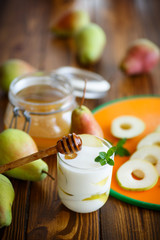 sweet pears with yogurt and honey
