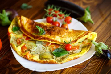 Foto op Aluminium fried omelet with eggplant and tomatoes © Peredniankina