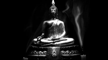 Photo sur Aluminium Bouddha Style noir et blanc de la statue de Bouddha et de la fumée de bougie avec un fond sombre et clair. image de bouddha utilisée comme amulettes de la religion bouddhique.