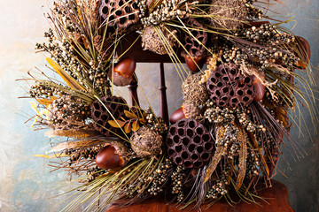 Naklejka premium Festive autumn wreath with acorns and fall leaves