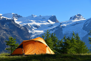 Tenda colorata di fronte ai ghiacciai del Monte Rosa