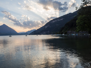 Obraz premium puesta de son en Interlaken Suiza, en el camping Manor Farm I, lago Thunersee OLYMPUS DIGITAL CAMERA