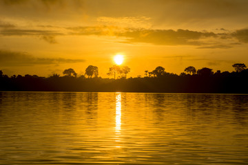 Fototapeta na wymiar アマゾン川に沈む夕陽