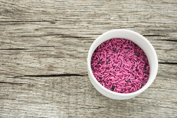 Obraz na płótnie Canvas Violetter rosa Reis in einer Tasse