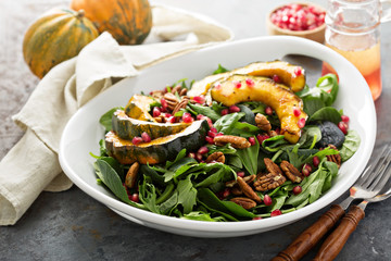 Fall salad with greens and acorn squash © fahrwasser