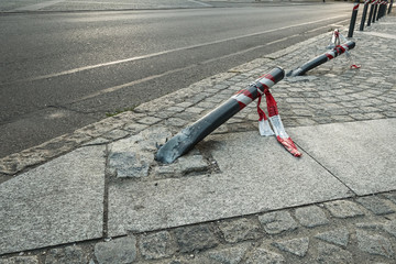 Umgeknickter Absperrpfosten aus Stahl feuerverzinkt