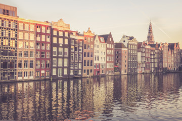 Fototapeta na wymiar Bunte, sich im Wasser spiegelnde Häuserzeile in Amsterdam, Abendsonne