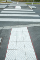 Fototapeta premium Barrierefrei Aufmerksamkeitsfeld am Zebrastreifen