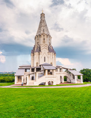 Fototapeta na wymiar Russian orthodox church in Kolomenskoye in Moscow, Russia
