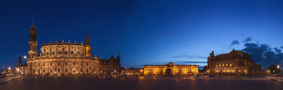 Dresden Theaterplatz zur blauen Stunde