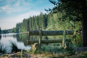 Bank von Hinten mit Blick auf See