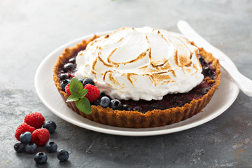 Berry tart with meringue