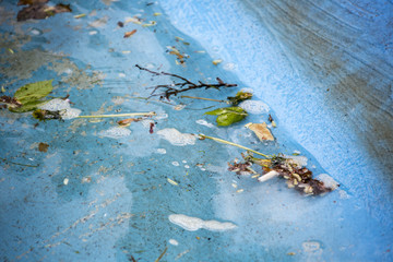 Müll in Brunnenwasser