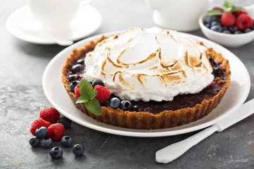 Berry tart with meringue