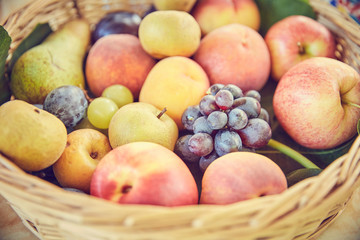 Cesto di frutta fresca pieno