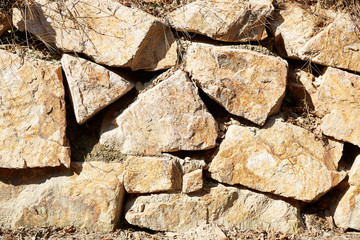 Parete di rocce su strada di campagna