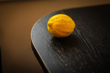 Лимон на столе