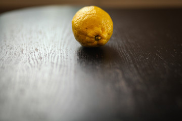 Лимон на столе