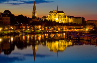 Fototapeta na wymiar Auxerre, les bords de l'Yonne la nuit, abbaye Saint-germain, Bourgogne-Franche-Comté, 