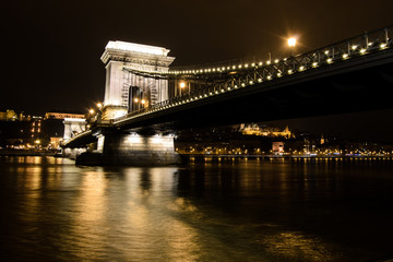 Kettenbrücke bei Nacht